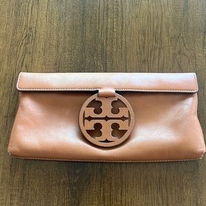 Tory Burch Cuoio Miller Clutch - Aged Camello brown leather clutch with logo